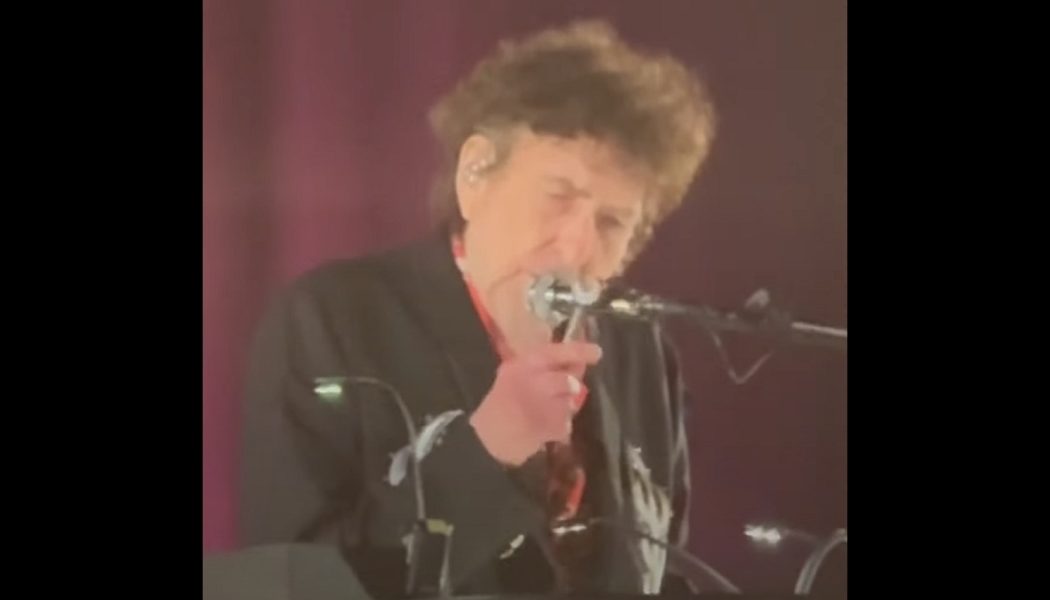 Bob Dylan performs "Desolation Row" with tiny wrench