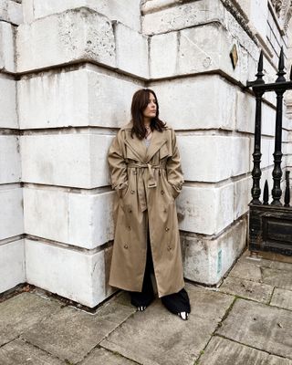 Autumn fashion trends over 50: @annacascarina wears a trench coat