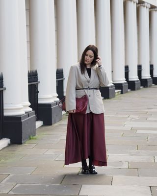 Autumn fashion trends over 50: @annacascarina wears a burgundy skirt and bag