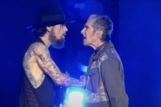 Perry Farrell punches Dave Navarro onstage, abruptly ending Jane's Addiction show