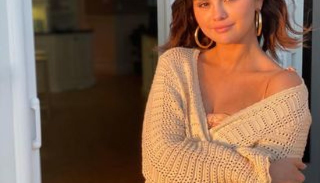 Selena Gomez Just Cosigned Fall's Trendiest New Manicure—Meet Coffee Chrome