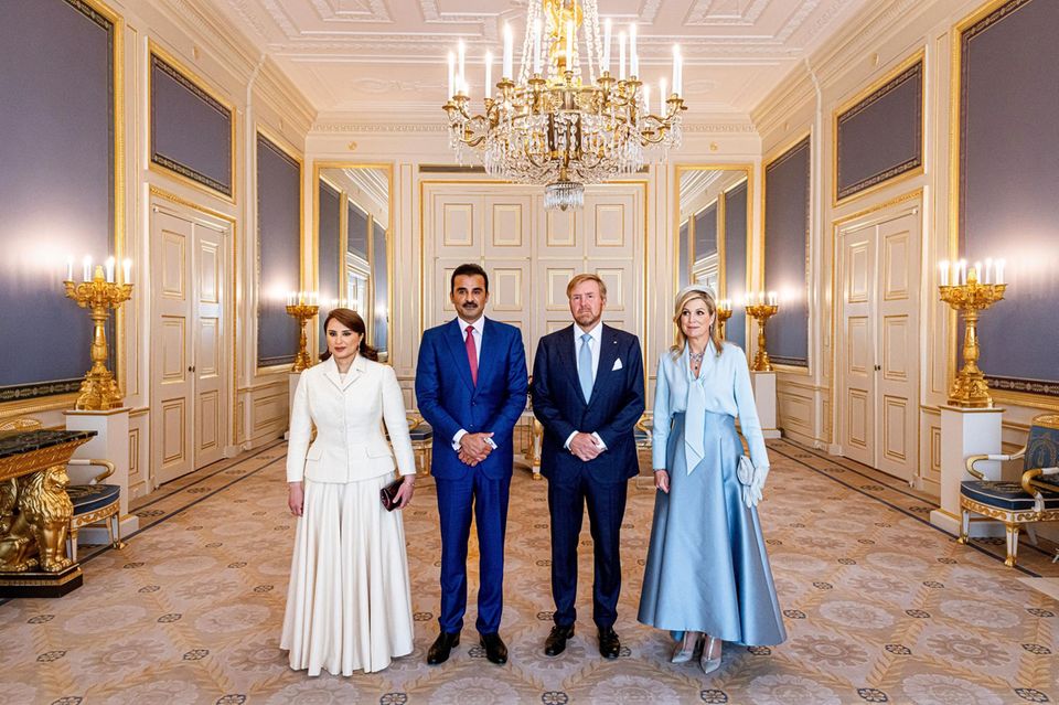 Das niederländische Königspaar Willem-Alexander und Máxima empfängt Scheich Tamim bin Hamad al-Thani und seine erste Frau Jawaher Ende Juni 2024 in Den Haag.