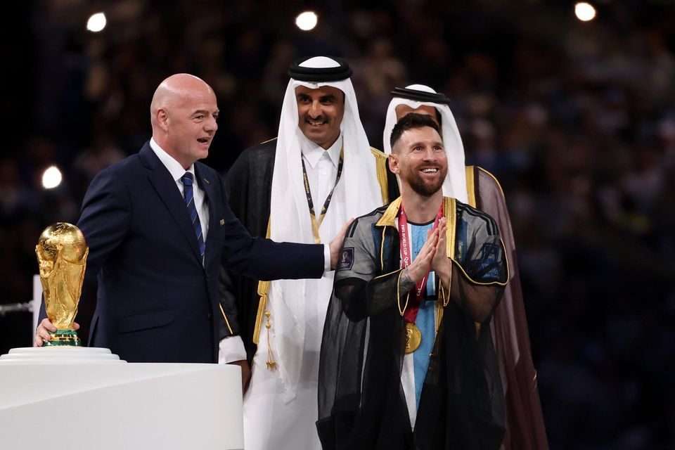 Die Fußballweltmeisterschaft 2022 in Katar zählt zu den sportlichen Höhepunkten im Leben von Scheich Tamim. Zusammen mit FIFA-Boss Gianni Infantino übergibt er den Pokal an Argentiniens Kapitän Lionel Messi. 