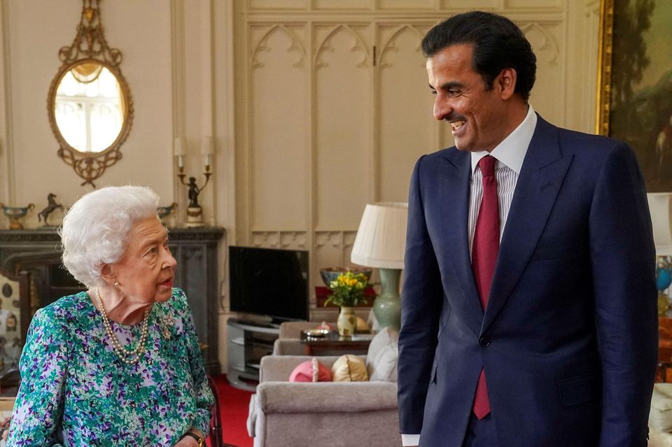 Queen Elizabeth empfängt den Emir von Katar im Mai 2022 bei einer Audienz in Windsor.