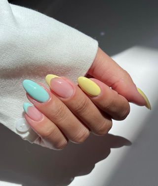 @iramshelton yellow nail art design