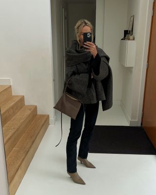 Boot colour trends 2024: @anoukyve wears taupe boots