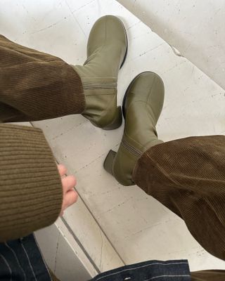 Boot colour trends 2024: @vikilefevre wears olive green boots