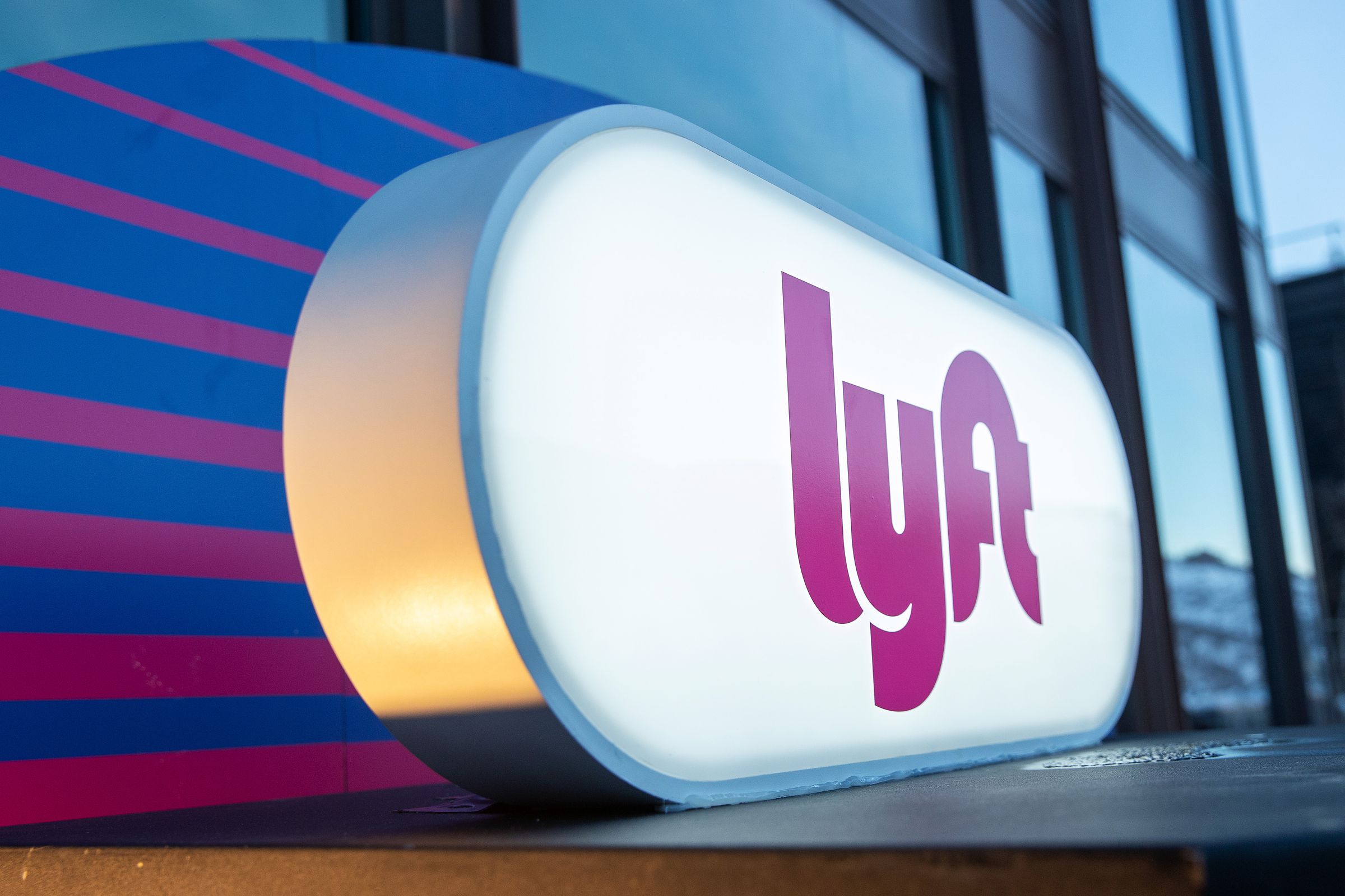 A picture of a Lyft sign.