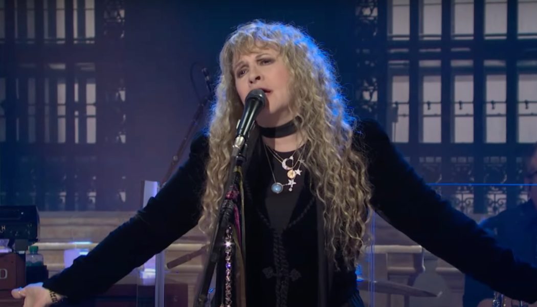 Stevie Nicks performs "Edge of Seventeen" during first SNL appearance in 41 years