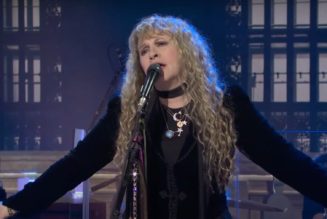 Stevie Nicks performs "Edge of Seventeen" during first SNL appearance in 41 years