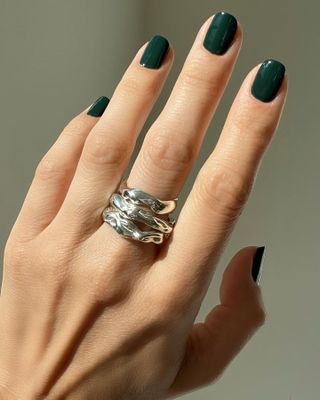 @betina_goldstein forest green nails