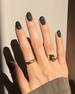 @pink_oblivion forest green nails