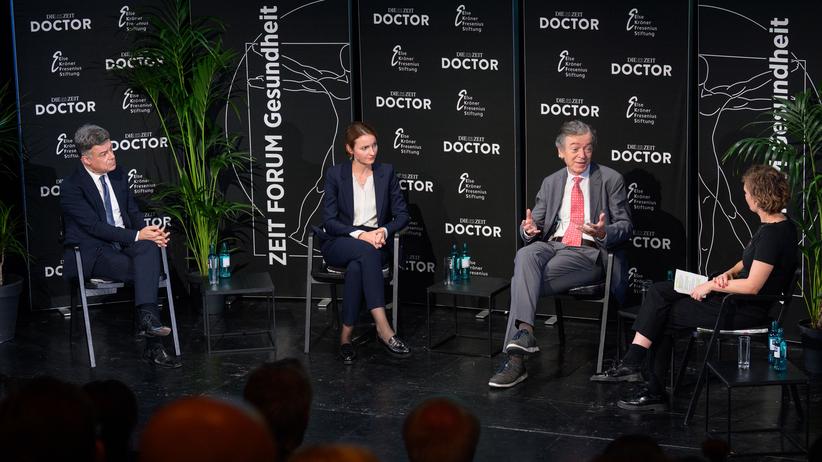 ZEIT FORUM Gesundheit: Prof. Dr. Giovanni Maio (von links), Dr. Anne Lautenbach, Prof. Dr. Hans Hauner, Nora Burgard-Arp (Moderation)