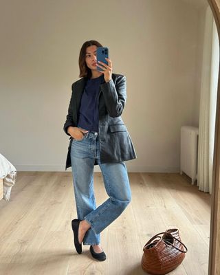 London based influencer @smythsisters in jeans and ballet flats