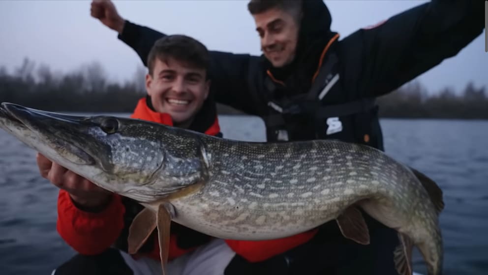 Dustin Schöne mit seinem Freund Felix Weckesser glücklich nach dem Fang eines großen Hechts