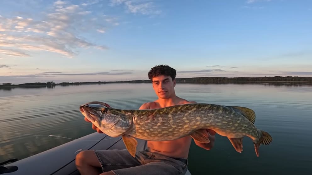 YouTuber BROSEF ist der Newcomer schlechthin. Diesen großen Hecht hat er vom Schlauchboot aus gefangen