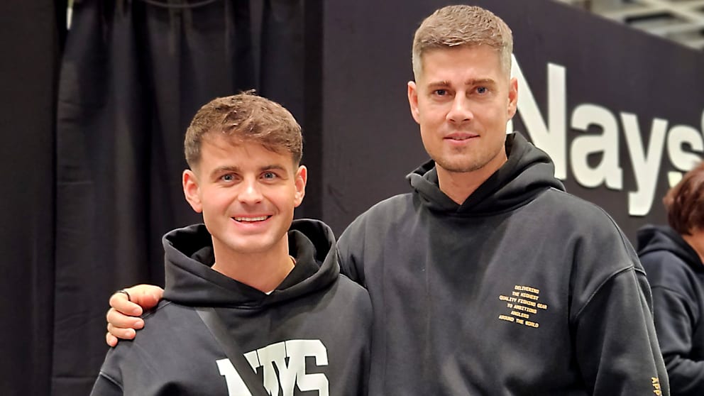 Mit ihnen wollten Tausende Fans Selfies: Dustin Schöne (rechts) mit seinem Angelpartner Felix Weckesser am vergangenen Wochenende auf der Messe „Angelwelt Berlin“ (50.000 Besucher)