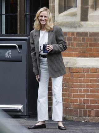 Julia Roberts styles jeans