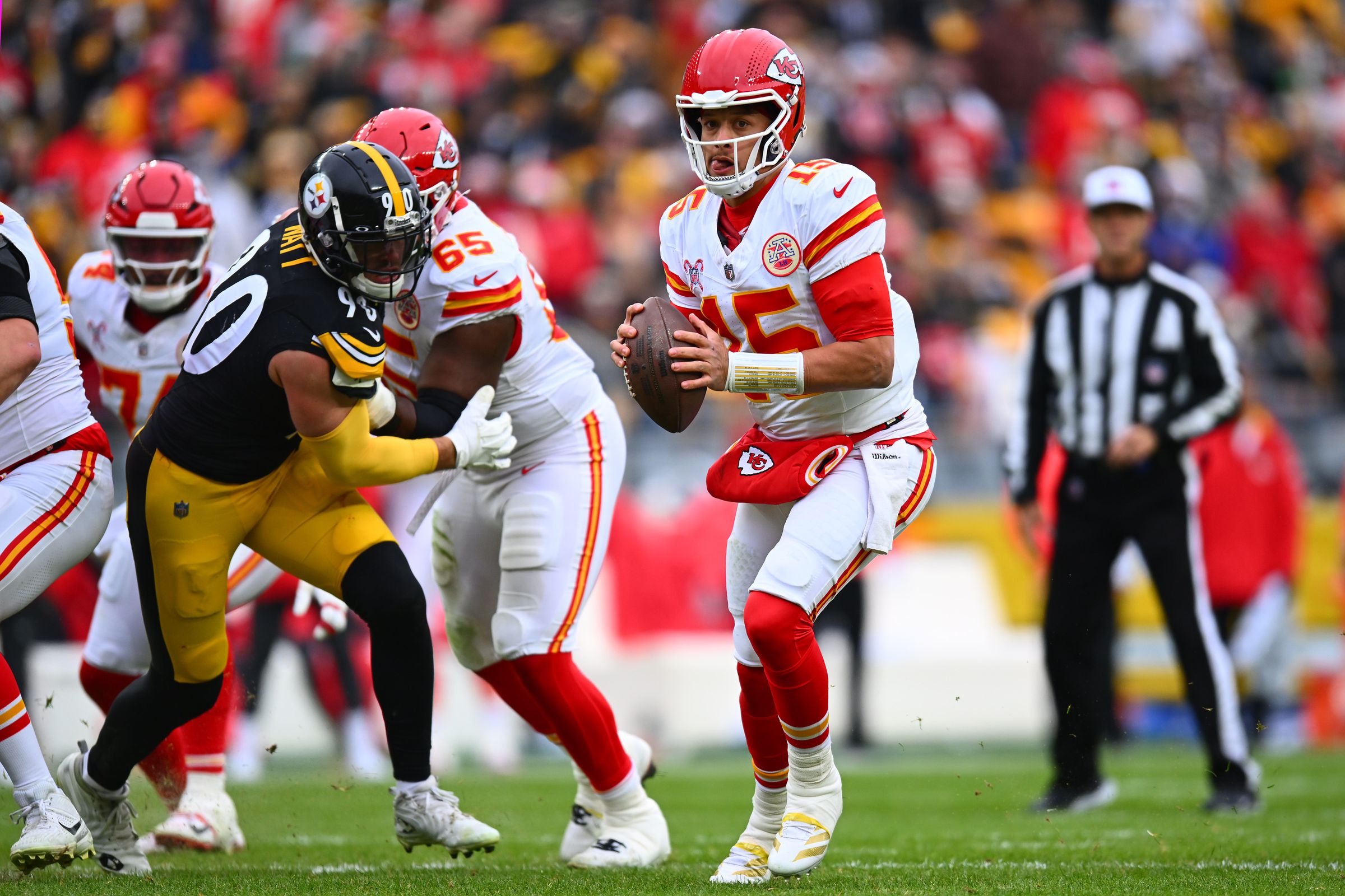 A photo showing an NFL game between Kansas City Chiefs and Pittsburgh Steelers