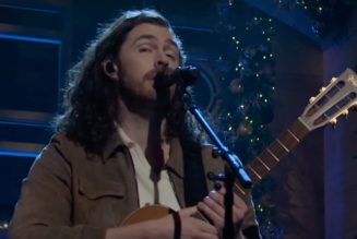 Hozier covers The Pogues' "Fairytale of New York" on SNL