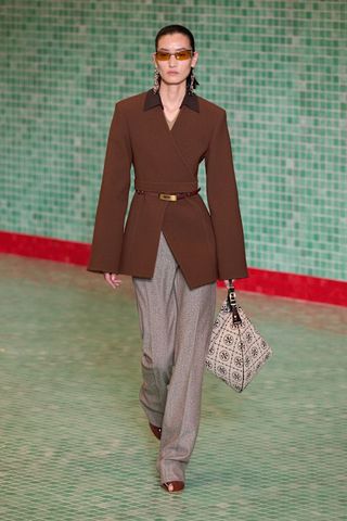 Photo of model walking in Mocha Mousse colorway in Tory Burch Fall-Winter 2025 show.