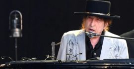 Bob Dylan to play small towns on 2025 tour