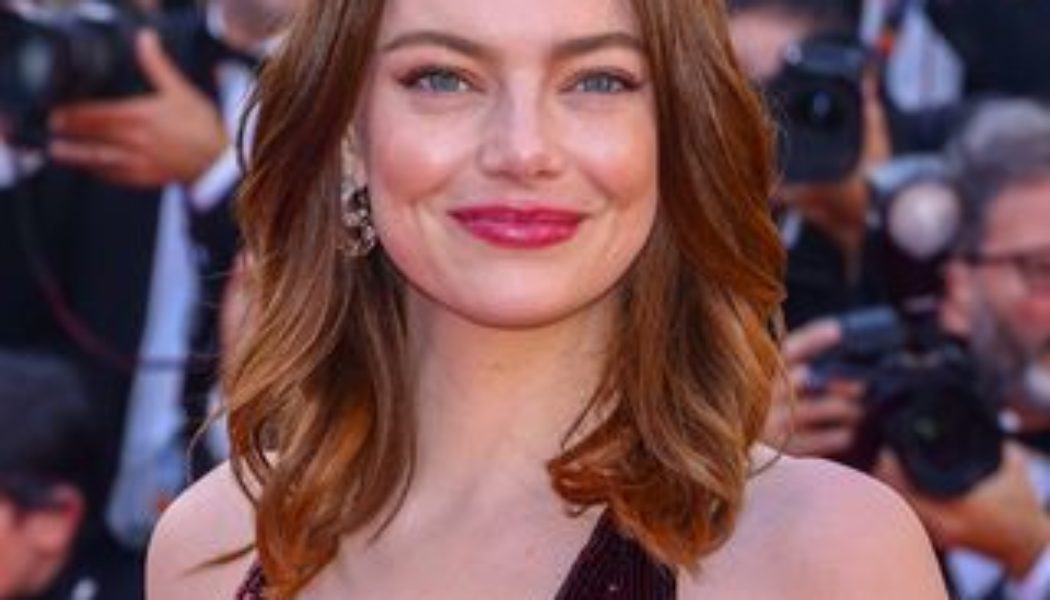 Emma Stone Is Almost Unrecognizable With Her New Twiggy-Esque Pixie Cut