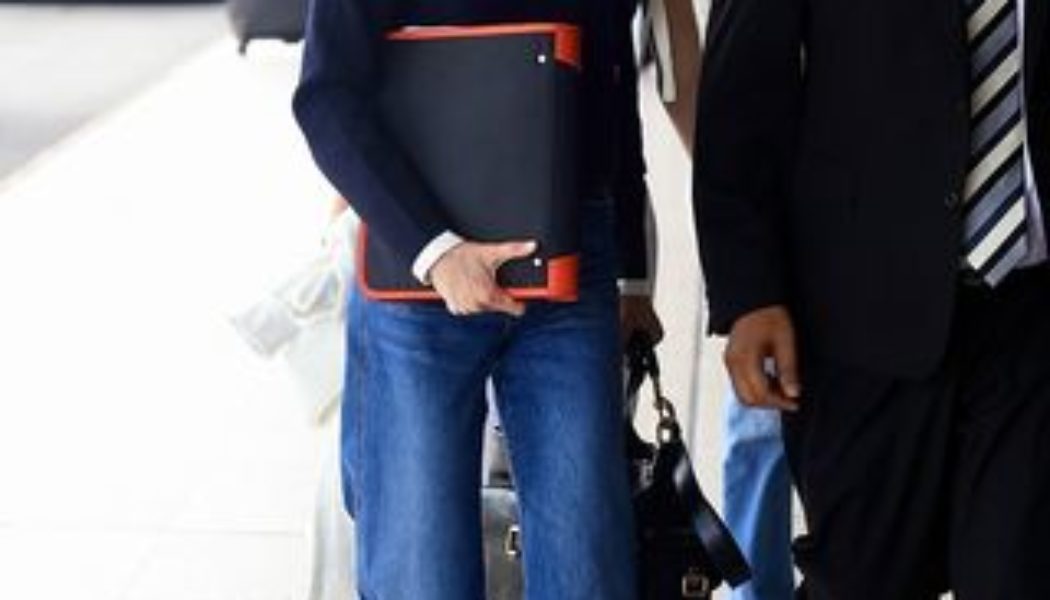 Nicole Kidman's Non-Skinny, Non-Baggy Jeans Are the Ideal Airport Denim Trend